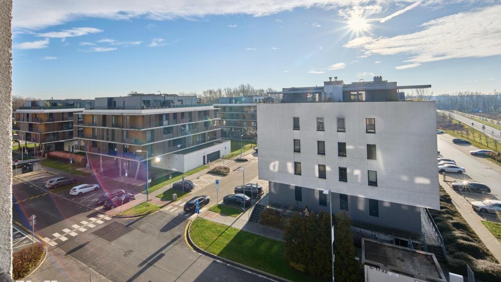 Neibrs | 3 izbový svetlý byt s balkónom (8m2) a parkovacím miestom