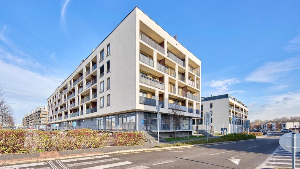 Neibrs | 3 izbový svetlý byt s balkónom (8m2) a parkovacím miestom