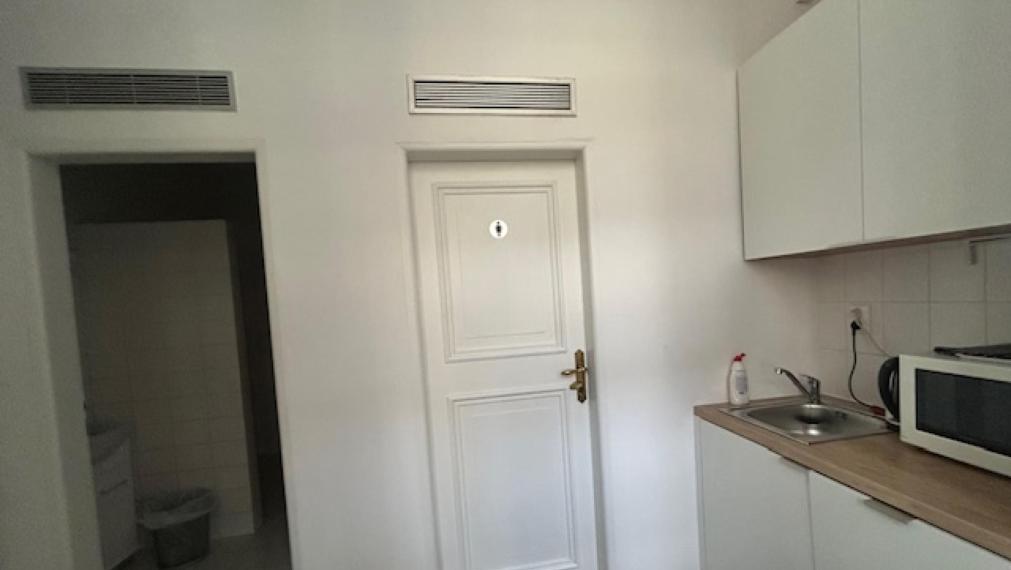 Neibrs | Na prenájom kancelária v krásnej historickej budove, 155m2, 1p., Laurinská, Staré Mesto, Bratislava I