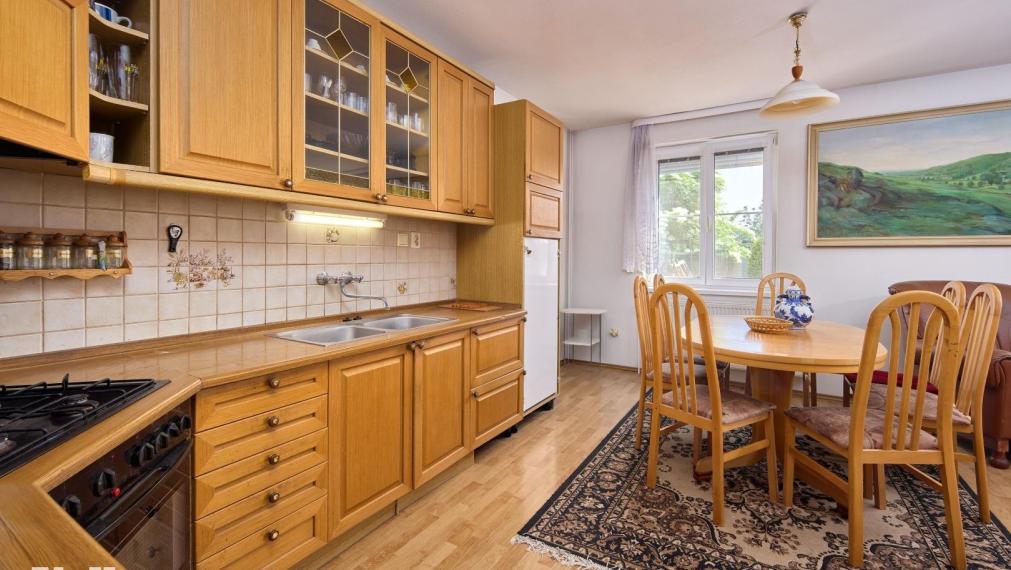 Neibrs | Na predaj 2 rodinné domy s garážou a samostatnou bytovou jednotkou, pozemok 1115 m2