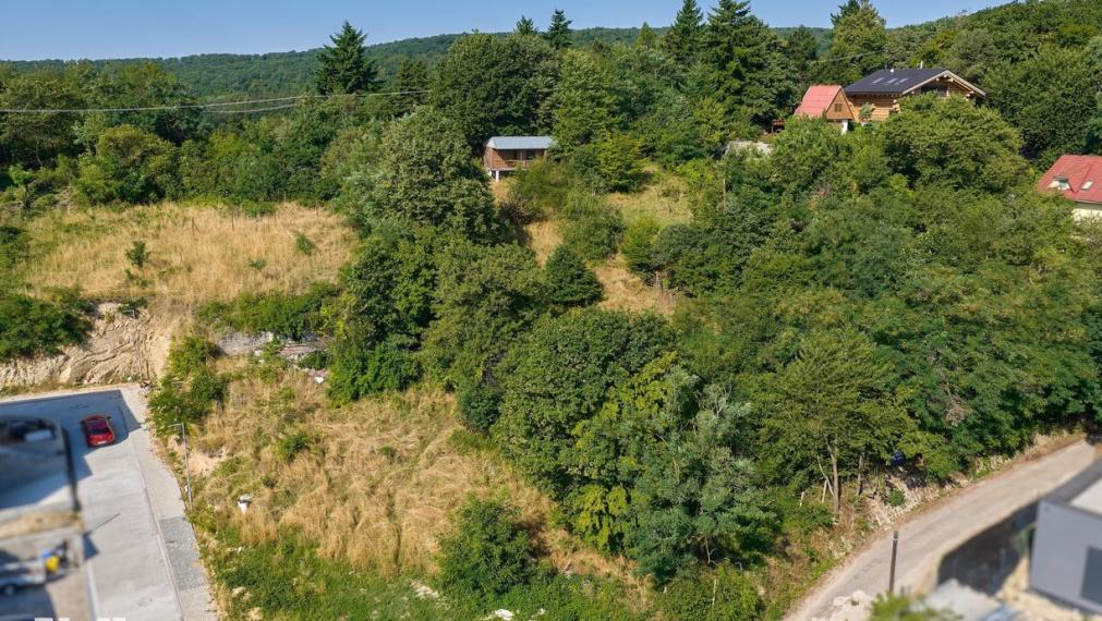 Neibrs | 1100m2 - Rača - výhľad na Bratislavu, dva vstupy na pozemok, vedľa lesa