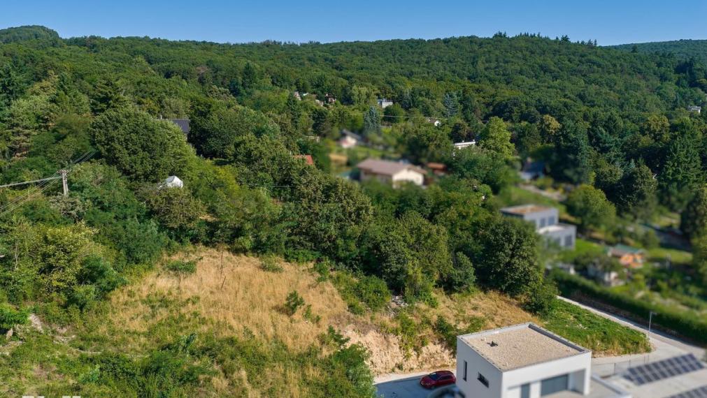 Neibrs | 1100m2 - Rača - výhľad na Bratislavu, dva vstupy na pozemok, vedľa lesa