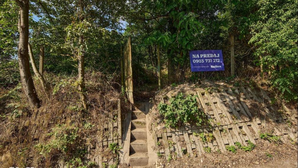 Neibrs | 1100m2 - Rača - výhľad na Bratislavu, dva vstupy na pozemok, vedľa lesa