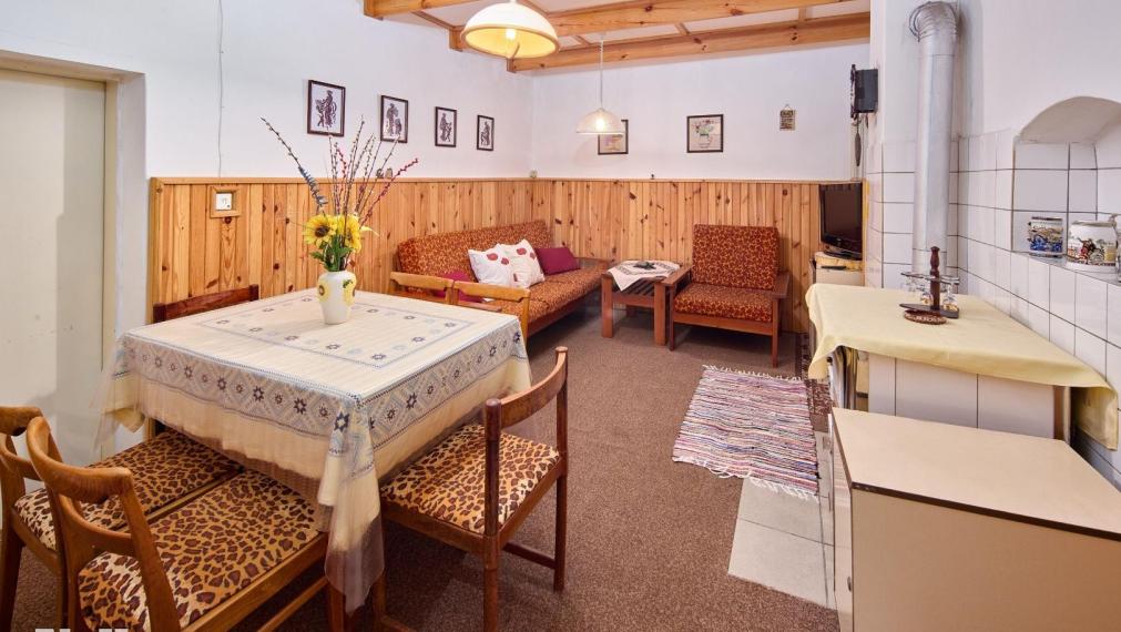 Neibrs | Na predaj 5izb RD s príslušenstvom, stodolou, veľkým pozemkom 2549 m2