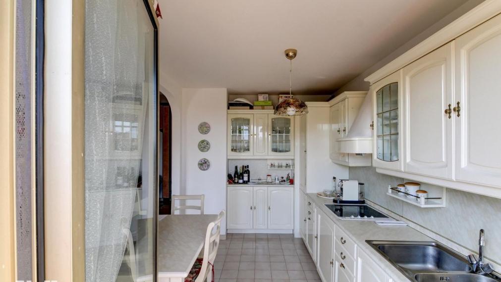 Neibrs | Na predaj tradičný provensálsky 3i byt, 78.5m2 s bazénom a výhľadom na more, Nice-Fabron, Francúzsko