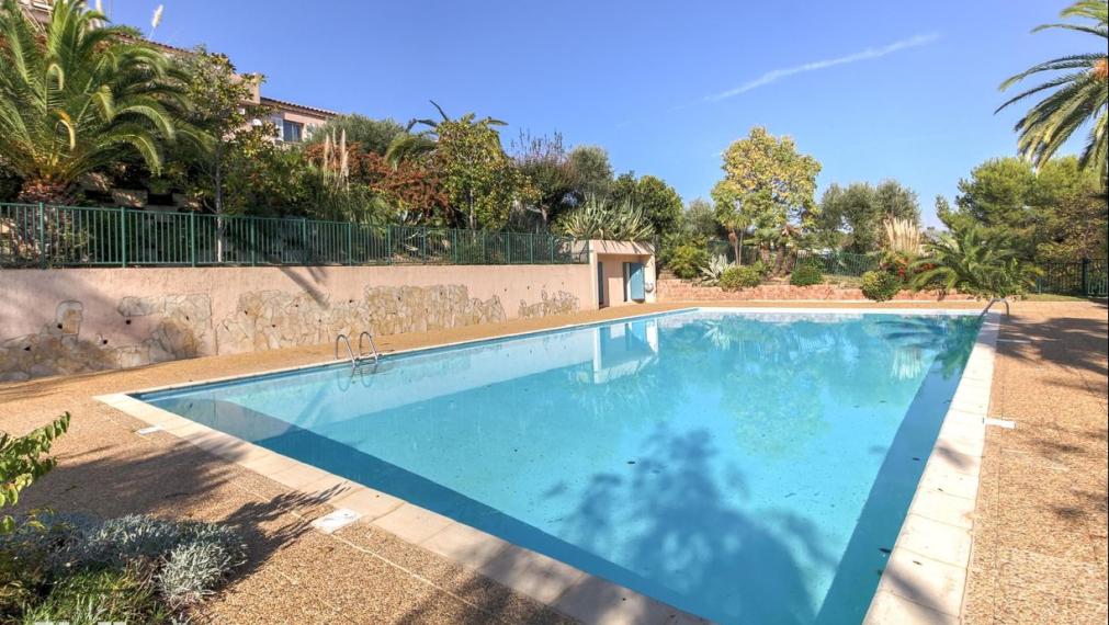 Neibrs | Na predaj tradičný provensálsky 3i byt, 78.5m2 s bazénom a výhľadom na more, Nice-Fabron, Francúzsko