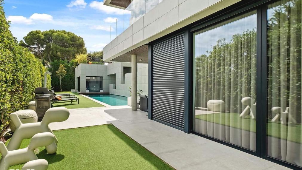 Neibrs | Na predaj nádherná vila pri mori v exkluzívnej lokalite, pozemok 1600 m2, bazén, garáž, parkovisko, Nice, Francúzsko