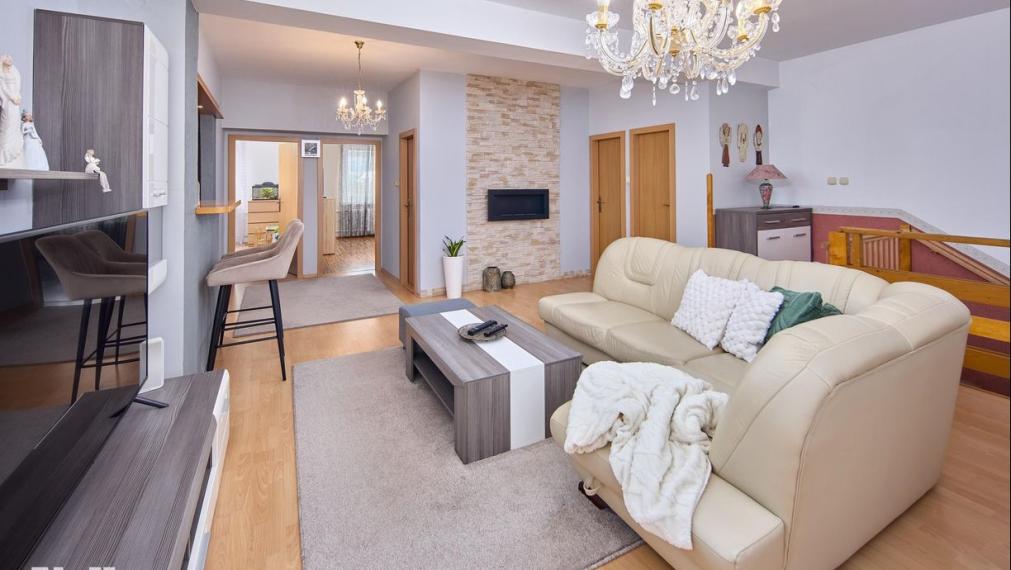 Neibrs | REZERVOVANÉ (6) izbový dvojgeneračný rodinný dom s veľkým pozemkom 985m2 na Petöfiho ulici v Podunajských Biskupiciach