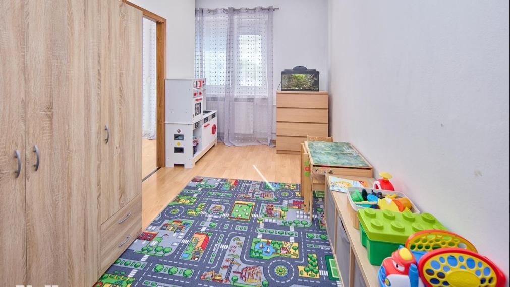 Neibrs | REZERVOVANÉ (6) izbový dvojgeneračný rodinný dom s veľkým pozemkom 985m2 na Petöfiho ulici v Podunajských Biskupiciach