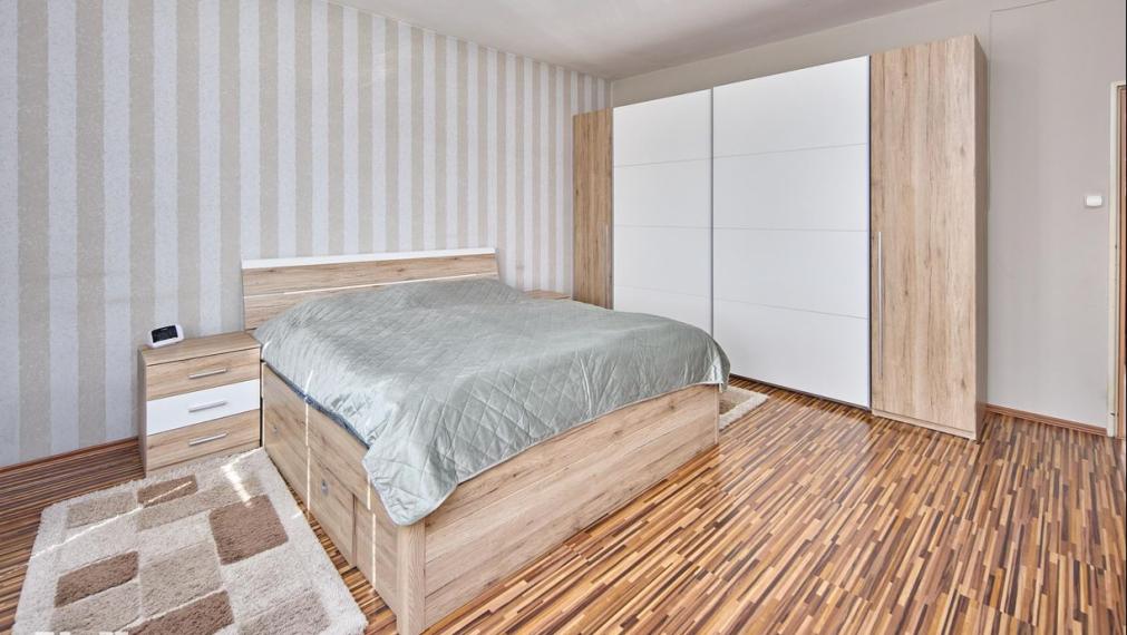 Neibrs | REZERVOVANÉ (6) izbový dvojgeneračný rodinný dom s veľkým pozemkom 985m2 na Petöfiho ulici v Podunajských Biskupiciach