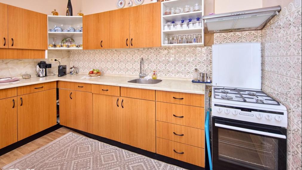 Neibrs | REZERVOVANÉ (6) izbový dvojgeneračný rodinný dom s veľkým pozemkom 985m2 na Petöfiho ulici v Podunajských Biskupiciach