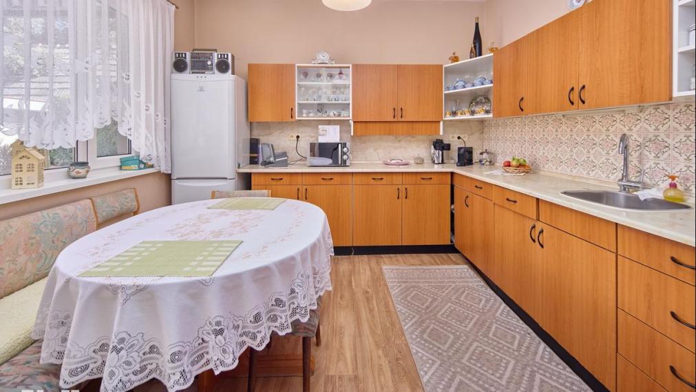 Neibrs | REZERVOVANÉ (6) izbový dvojgeneračný rodinný dom s veľkým pozemkom 985m2 na Petöfiho ulici v Podunajských Biskupiciach