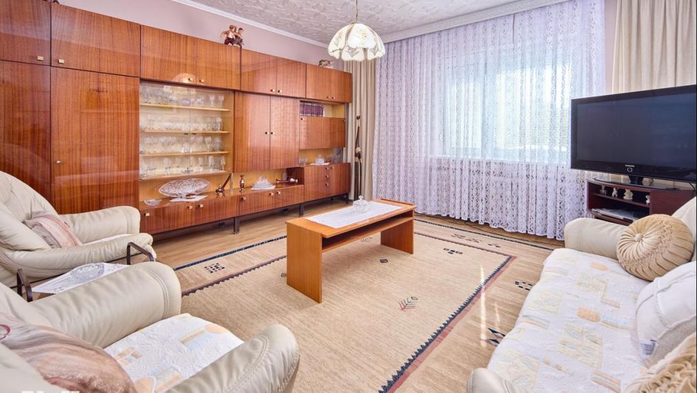 Neibrs | REZERVOVANÉ (6) izbový dvojgeneračný rodinný dom s veľkým pozemkom 985m2 na Petöfiho ulici v Podunajských Biskupiciach