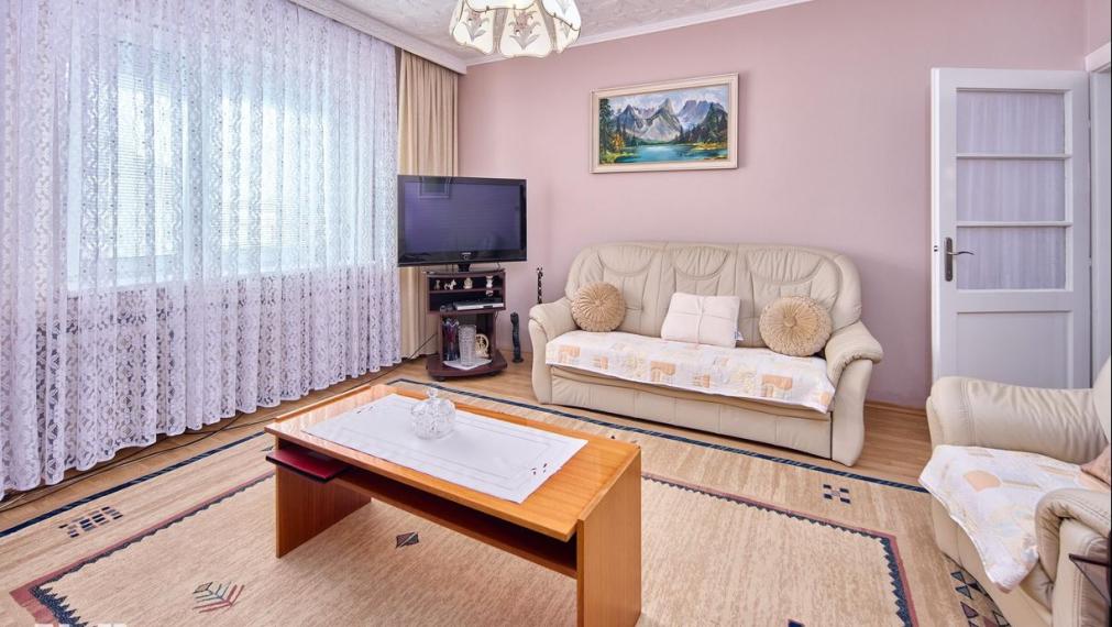 Neibrs | REZERVOVANÉ (6) izbový dvojgeneračný rodinný dom s veľkým pozemkom 985m2 na Petöfiho ulici v Podunajských Biskupiciach