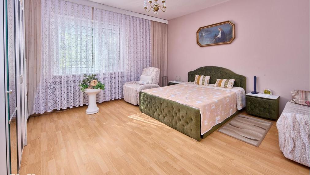 Neibrs | REZERVOVANÉ (6) izbový dvojgeneračný rodinný dom s veľkým pozemkom 985m2 na Petöfiho ulici v Podunajských Biskupiciach