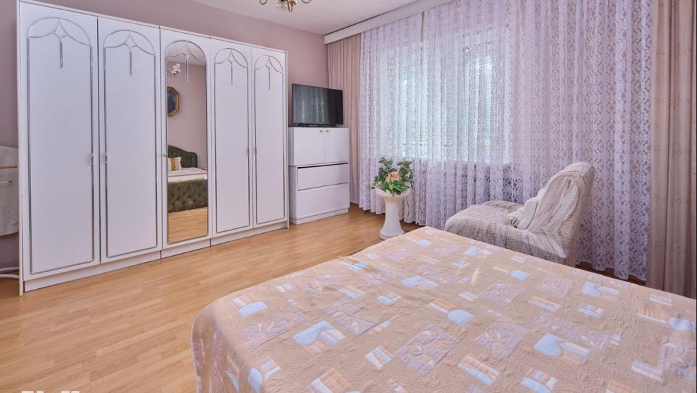 Neibrs | REZERVOVANÉ (6) izbový dvojgeneračný rodinný dom s veľkým pozemkom 985m2 na Petöfiho ulici v Podunajských Biskupiciach