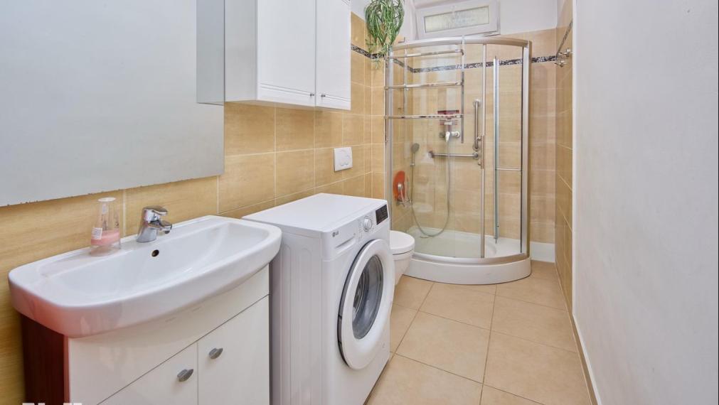 Neibrs | REZERVOVANÉ (6) izbový dvojgeneračný rodinný dom s veľkým pozemkom 985m2 na Petöfiho ulici v Podunajských Biskupiciach