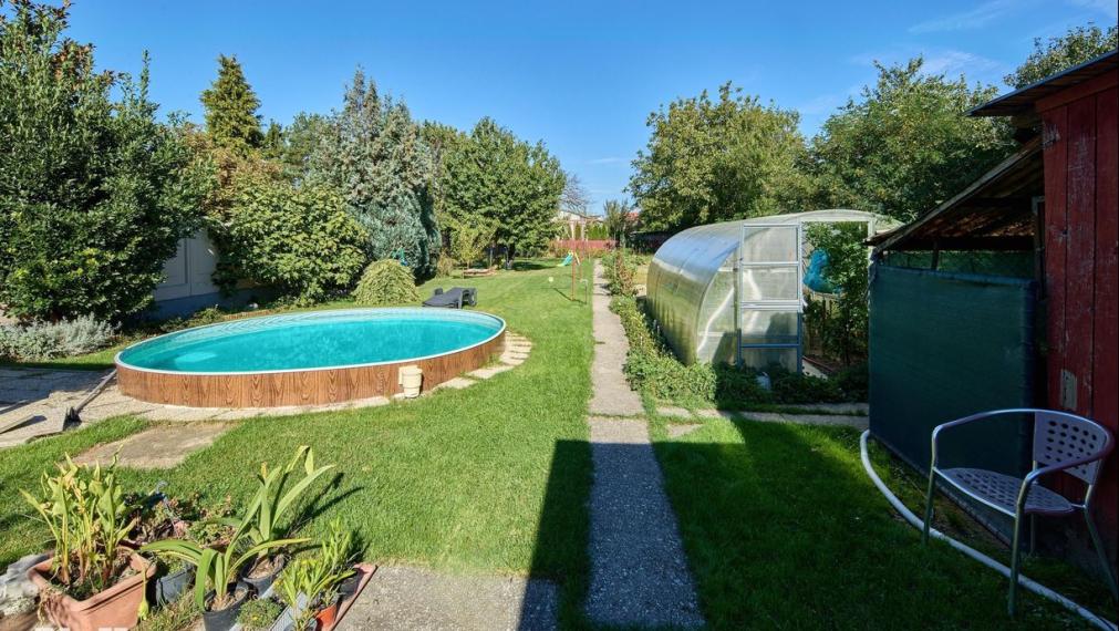 Neibrs | REZERVOVANÉ (6) izbový dvojgeneračný rodinný dom s veľkým pozemkom 985m2 na Petöfiho ulici v Podunajských Biskupiciach