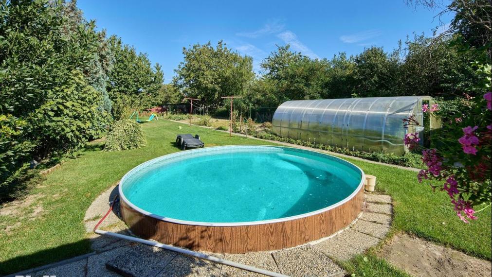 Neibrs | REZERVOVANÉ (6) izbový dvojgeneračný rodinný dom s veľkým pozemkom 985m2 na Petöfiho ulici v Podunajských Biskupiciach