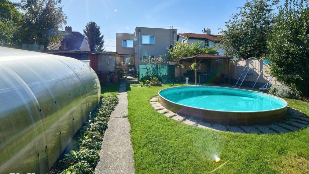 Neibrs | REZERVOVANÉ (6) izbový dvojgeneračný rodinný dom s veľkým pozemkom 985m2 na Petöfiho ulici v Podunajských Biskupiciach