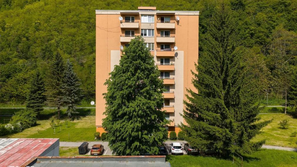 Neibrs | predaj (4) izbový veľkometrážny byt v obci Hodruša - Hámre okres Žarnovica