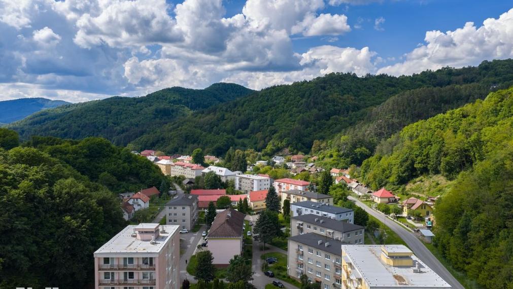 Neibrs | predaj (4) izbový veľkometrážny byt v obci Hodruša - Hámre okres Žarnovica