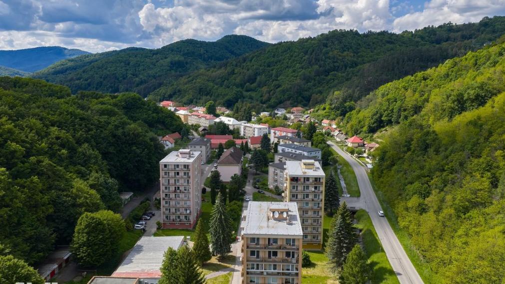 Neibrs | predaj (4) izbový veľkometrážny byt v obci Hodruša - Hámre okres Žarnovica