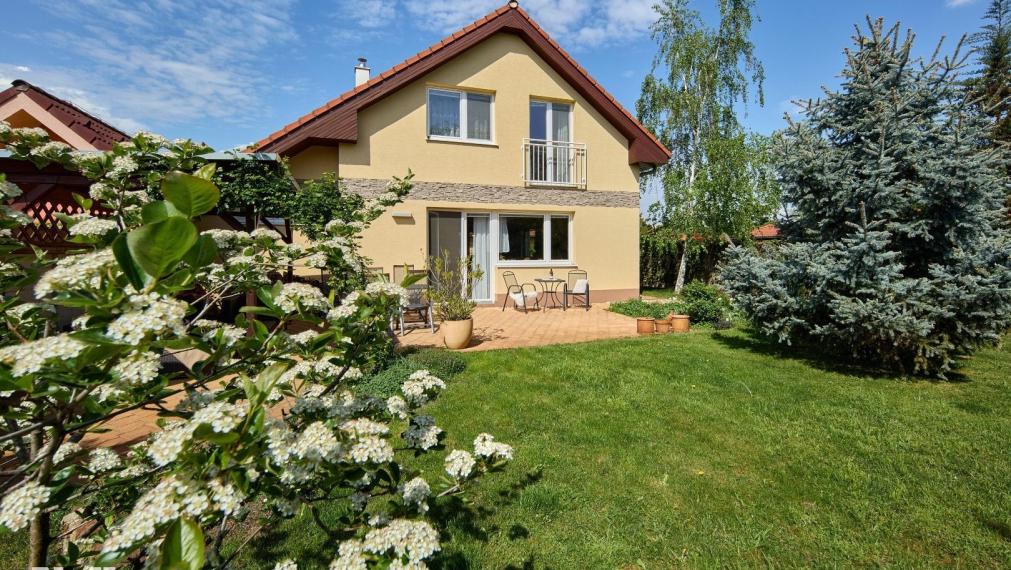 Neibrs | REZERVOVANÉ- Samostatný 4 izb RD s priestrannou záhradou plnou zelene, garáž, altánok, krb, kľudné prostredie