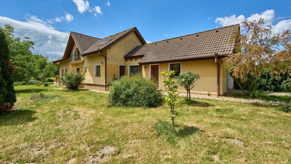 Neibrs | REZERVOVANÉ- Predaj 6 izb. RD s garážou a vínnou pivničkou na pozemku 2775 m2