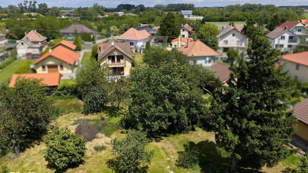 Neibrs | REZERVOVANÉ- Predaj 6 izb. RD s garážou a vínnou pivničkou na pozemku 2775 m2