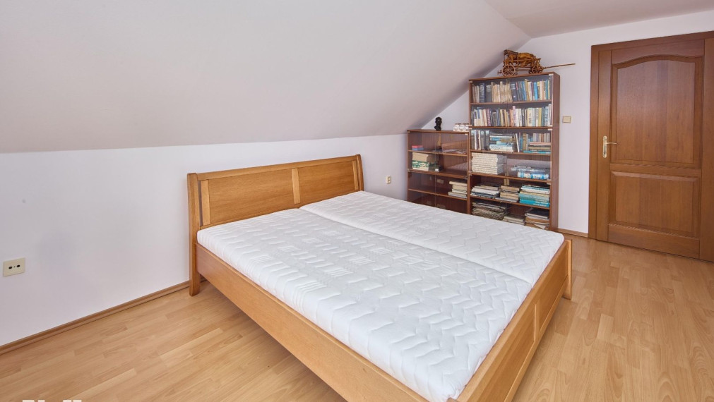 Neibrs | REZERVOVANÉ- Predaj 6 izb. RD s garážou a vínnou pivničkou na pozemku 2775 m2