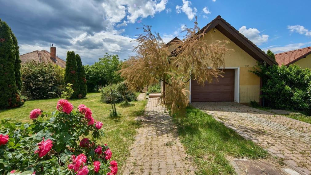 Neibrs | REZERVOVANÉ- Predaj 6 izb. RD s garážou a vínnou pivničkou na pozemku 2775 m2