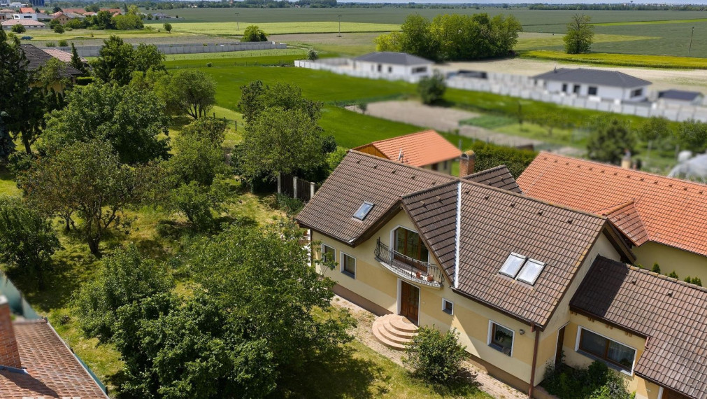 Neibrs | REZERVOVANÉ - Predaj 6 izb. RD s garážou a vínnou pivničkou na pozemku 2775 m2