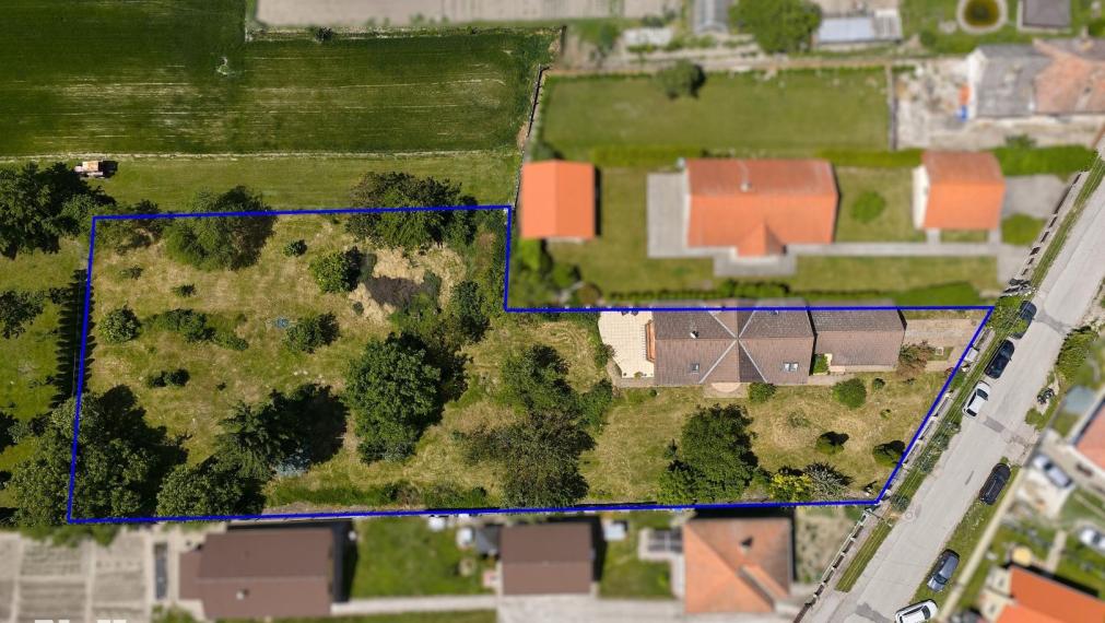 Neibrs | REZERVOVANÉ - Predaj 6 izb. RD s garážou a vínnou pivničkou na pozemku 2775 m2