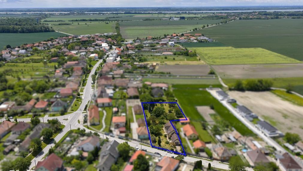 Neibrs | REZERVOVANÉ - Predaj 6 izb. RD s garážou a vínnou pivničkou na pozemku 2775 m2