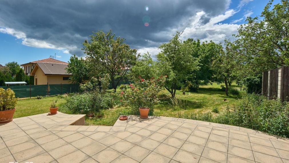 Neibrs | REZERVOVANÉ - Predaj 6 izb. RD s garážou a vínnou pivničkou na pozemku 2775 m2