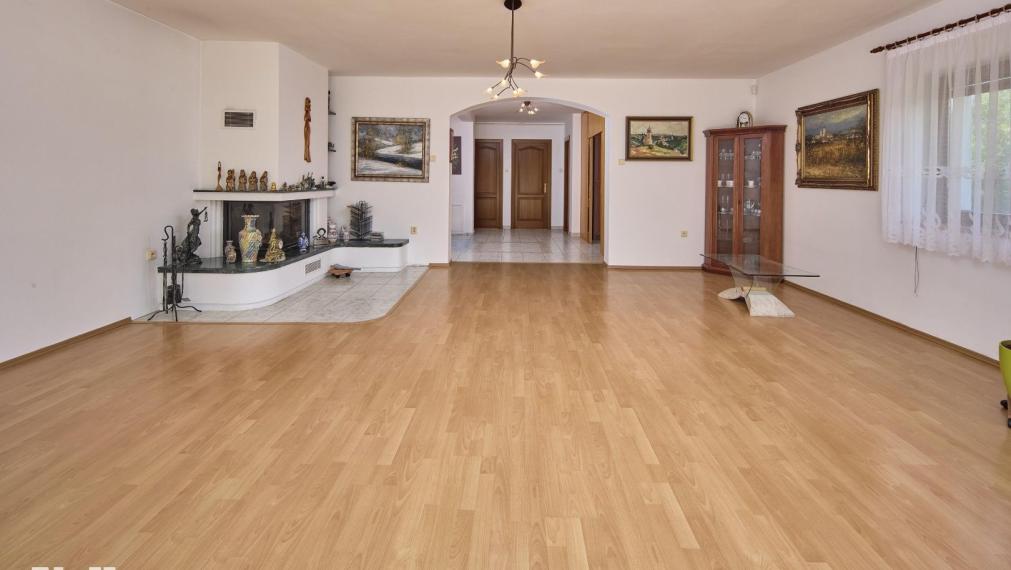 Neibrs | REZERVOVANÉ - Predaj 6 izb. RD s garážou a vínnou pivničkou na pozemku 2775 m2
