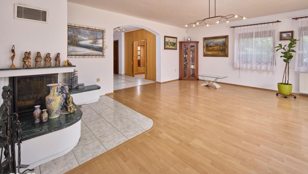 Neibrs | REZERVOVANÉ - Predaj 6 izb. RD s garážou a vínnou pivničkou na pozemku 2775 m2