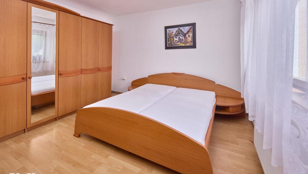 Neibrs | REZERVOVANÉ - Predaj 6 izb. RD s garážou a vínnou pivničkou na pozemku 2775 m2