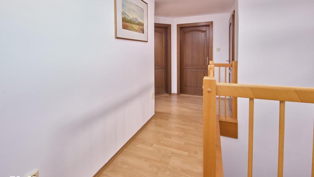 Neibrs | REZERVOVANÉ - Predaj 6 izb. RD s garážou a vínnou pivničkou na pozemku 2775 m2