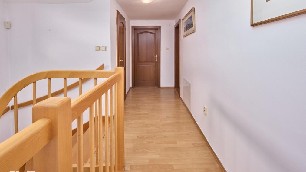 Neibrs | REZERVOVANÉ - Predaj 6 izb. RD s garážou a vínnou pivničkou na pozemku 2775 m2