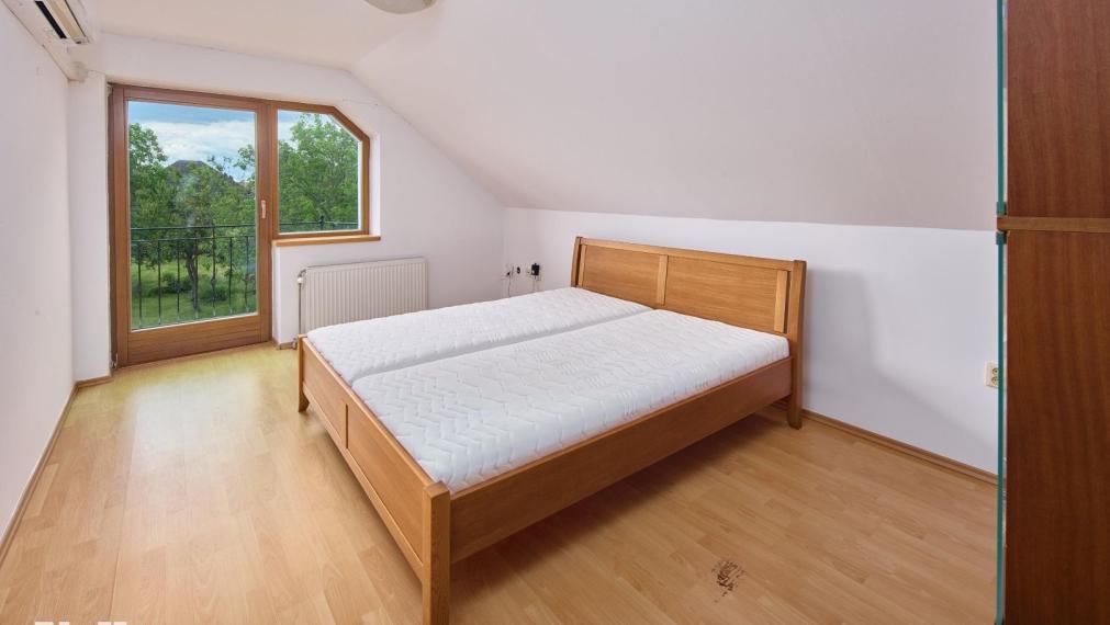 Neibrs | REZERVOVANÉ - Predaj 6 izb. RD s garážou a vínnou pivničkou na pozemku 2775 m2