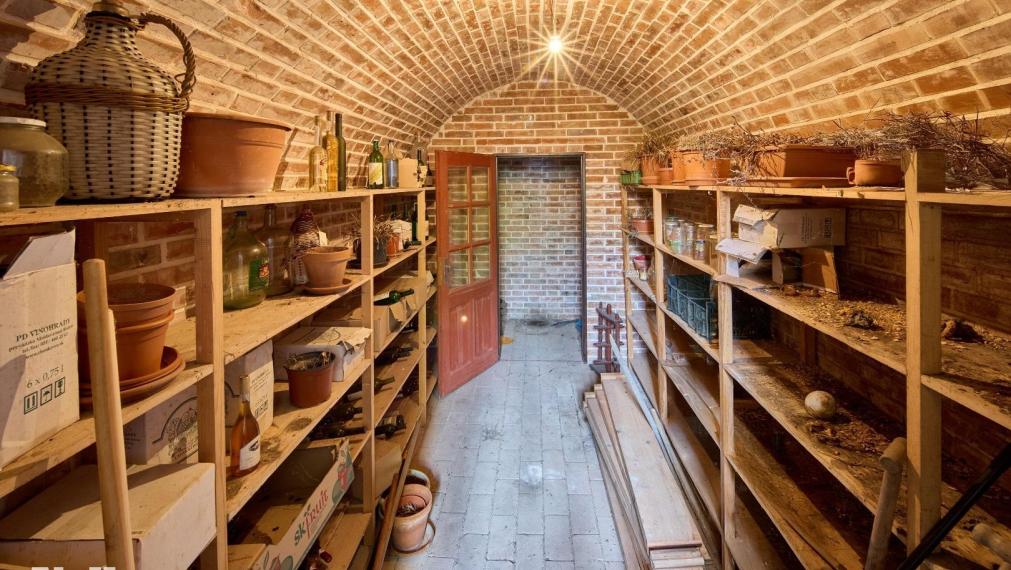 Neibrs | REZERVOVANÉ - Predaj 6 izb. RD s garážou a vínnou pivničkou na pozemku 2775 m2