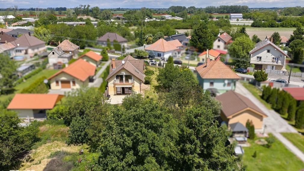 Neibrs | REZERVOVANÉ - Predaj 6 izb. RD s garážou a vínnou pivničkou na pozemku 2775 m2