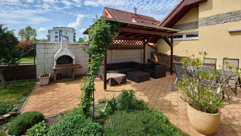 Neibrs | REZERVOVANÉ- 513 m2 záhrada, 4 izb RD  samostatný, garáž, altánok, v dome krb