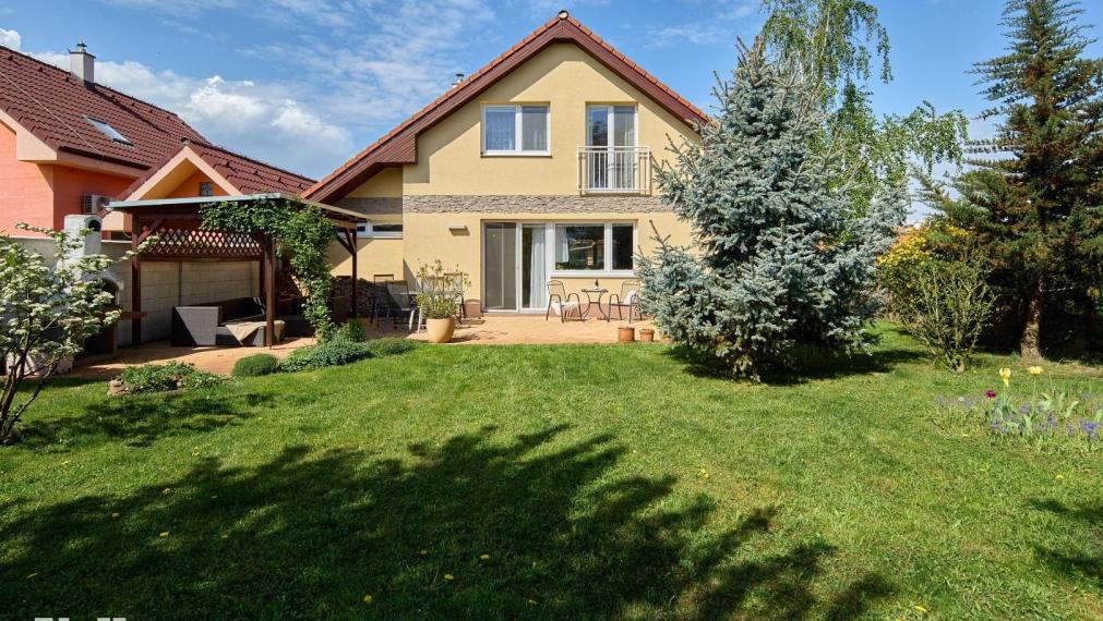 Neibrs | REZERVOVANÉ- 513 m2 záhrada, 4 izb RD  samostatný, garáž, altánok, v dome krb
