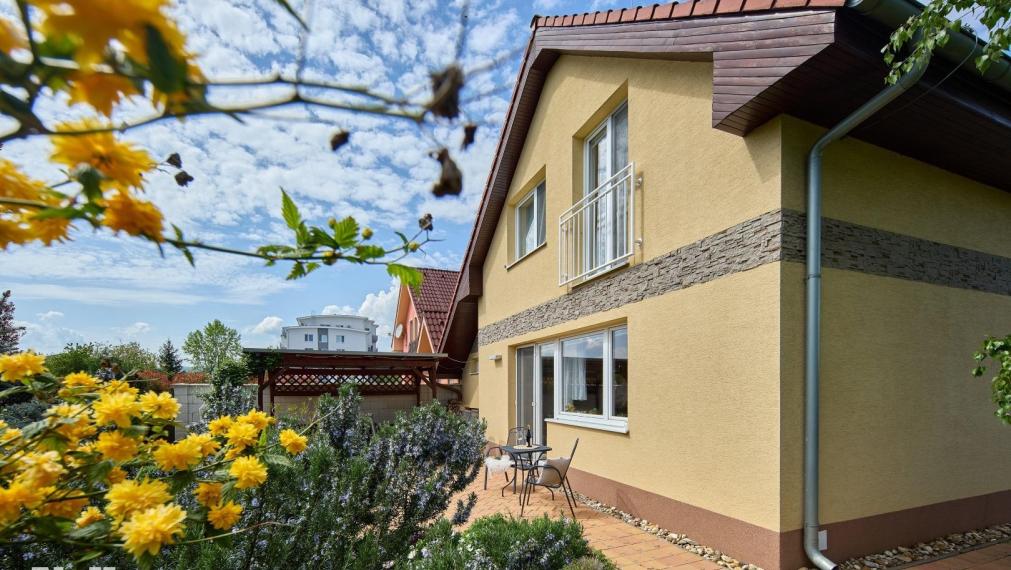 Neibrs | REZERVOVANÉ- 513 m2 záhrada, 4 izb RD  samostatný, garáž, altánok, v dome krb