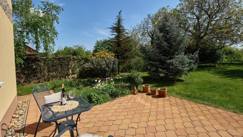 Neibrs | REZERVOVANÉ- 513 m2 záhrada, 4 izb RD  samostatný, garáž, altánok, v dome krb