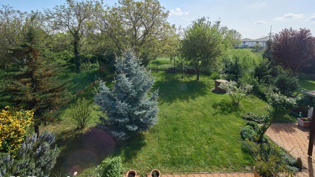 Neibrs | REZERVOVANÉ- 513 m2 záhrada, 4 izb RD  samostatný, garáž, altánok, v dome krb