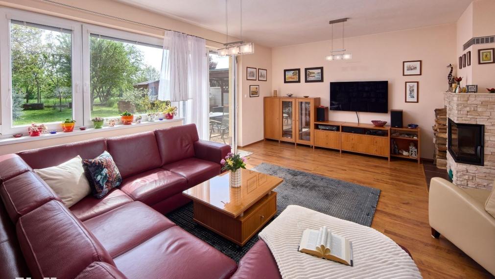 Neibrs | REZERVOVANÉ- 513 m2 záhrada, 4 izb RD  samostatný, garáž, altánok, v dome krb